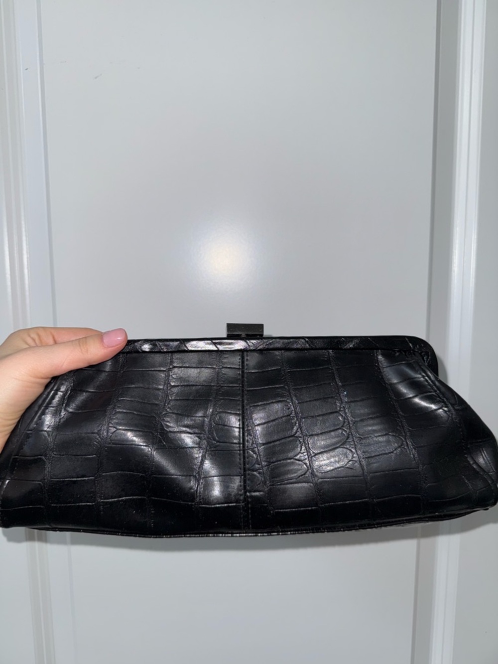 Crocodile-embossed Clutch with Silver Chain - Picture 2 of 12